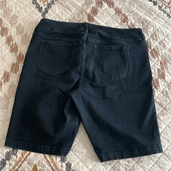 Jegging Bermuda High Rise Short - Picture 3 of 3